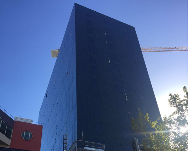 在裝修中，沈陽玻璃幕墻安裝與維護(hù)措施是怎樣的呢？