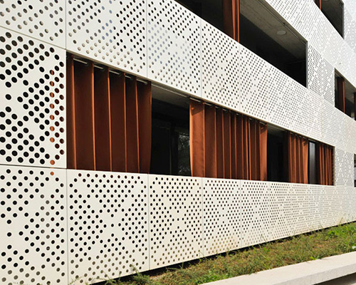 鋁單板幕墻多少錢一平米呢？沈陽幕墻公司告訴您怎樣選擇幕墻鋁單板呢？